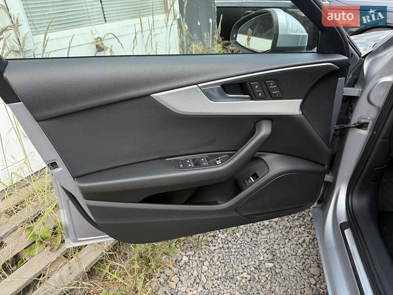 Седан Audi A4 2015 в Львові