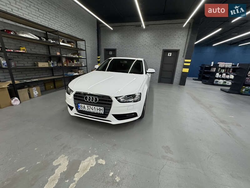 Седан Audi A4 2014 в 