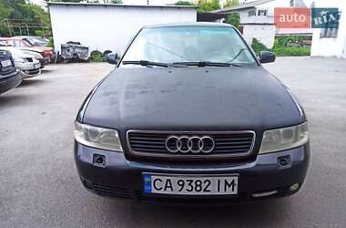 Седан Audi A4 1995 в Каневі