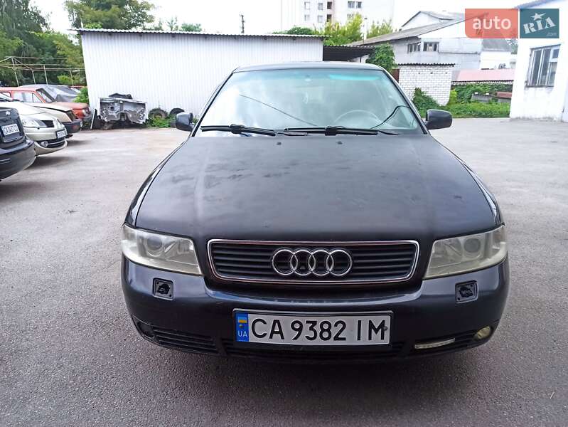 Седан Audi A4 1995 в Каневі