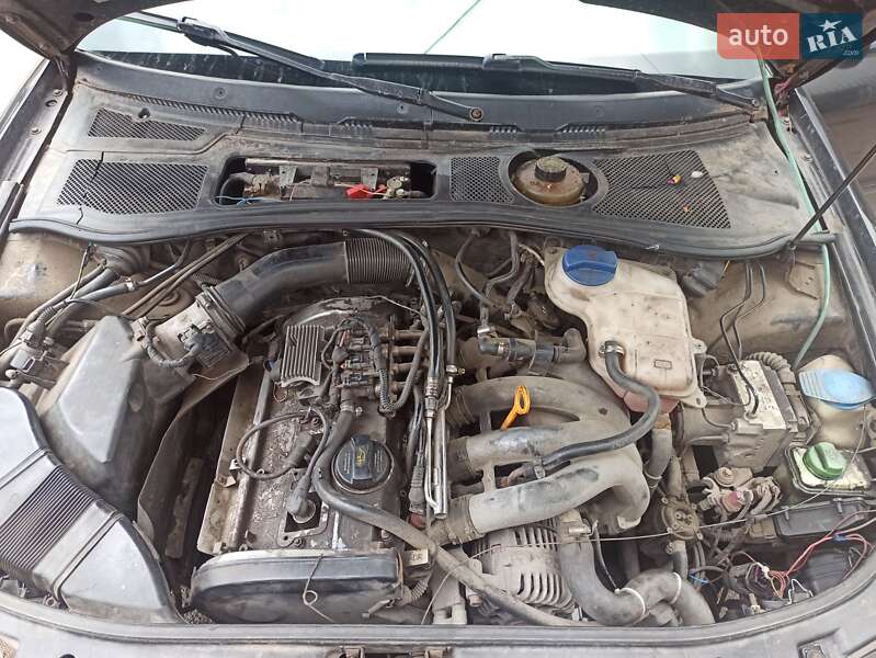 Седан Audi A4 1995 в Каневі