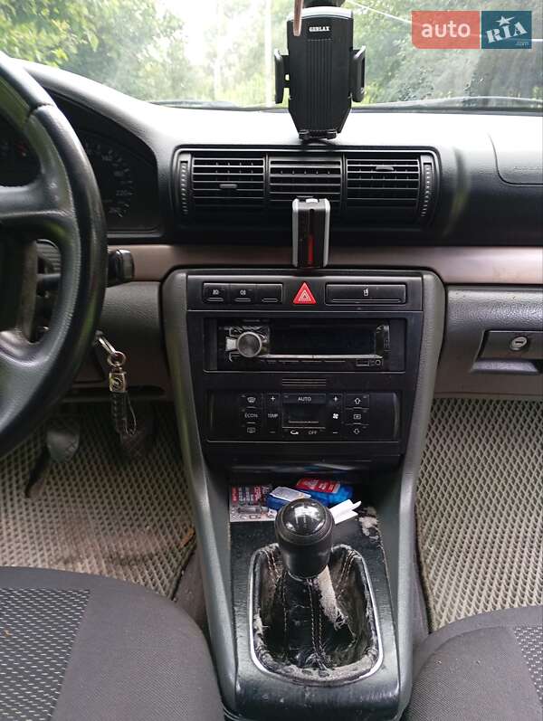 Седан Audi A4 2001 в Краснограді