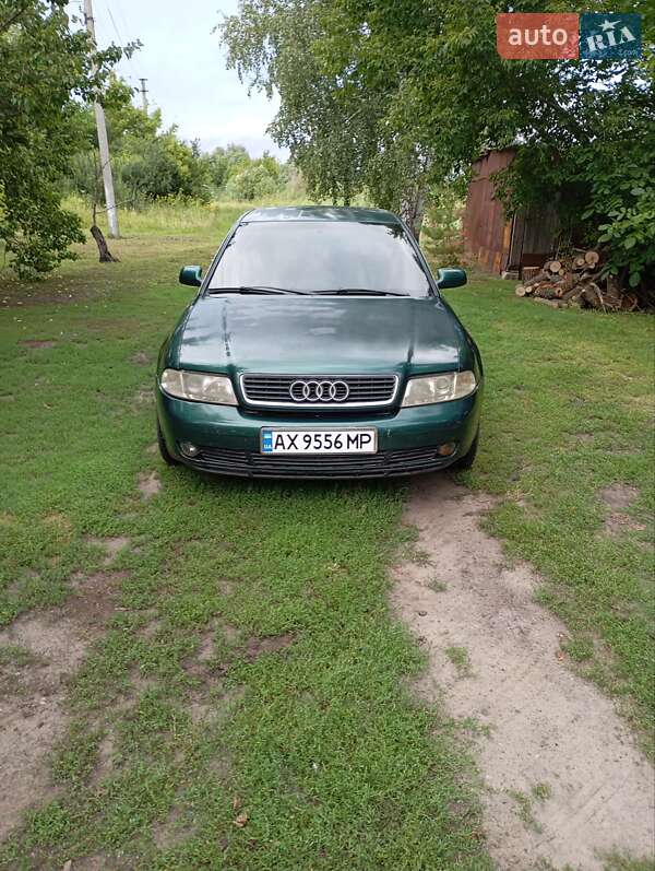 Седан Audi A4 2001 в Краснограді