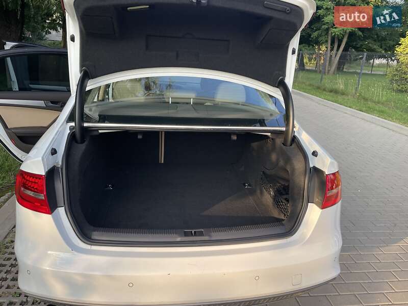 Седан Audi A4 2014 в Львові