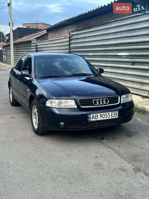Седан Audi A4 1999 в Умані