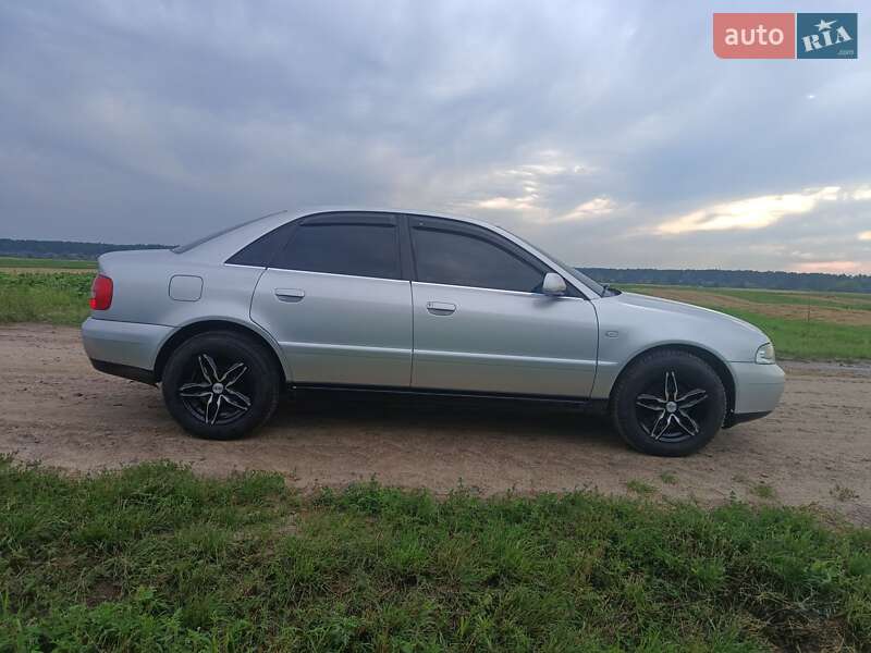 Седан Audi A4 1999 в Сарнах