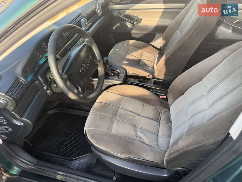 Седан Audi A4 1996 в Тячеві