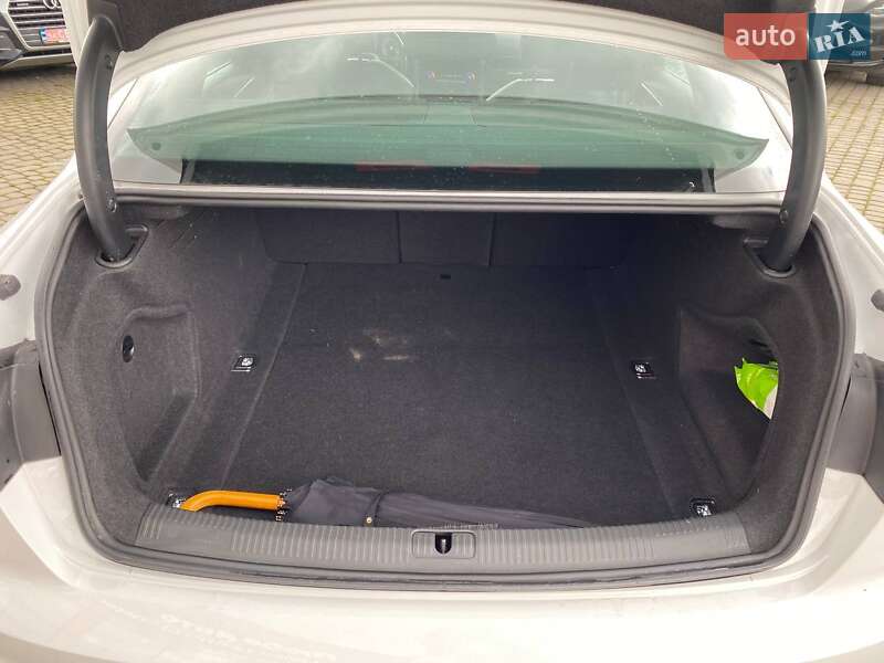 Седан Audi A4 2023 в Львове