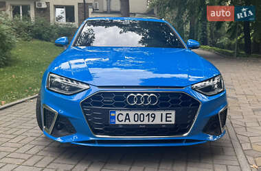 Седан Audi A4 2022 в 