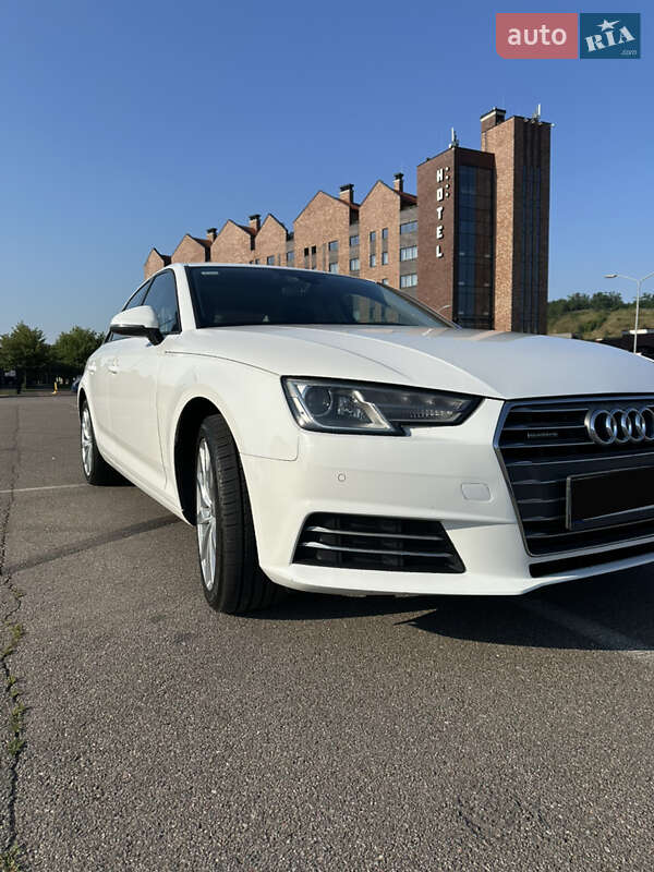 Седан Audi A4 2016 в Киеве
