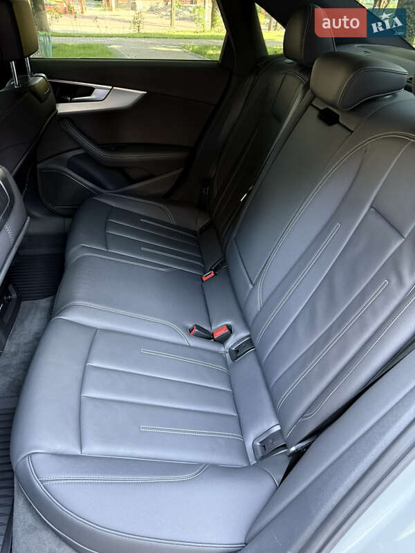 Седан Audi A4 2023 в Киеве