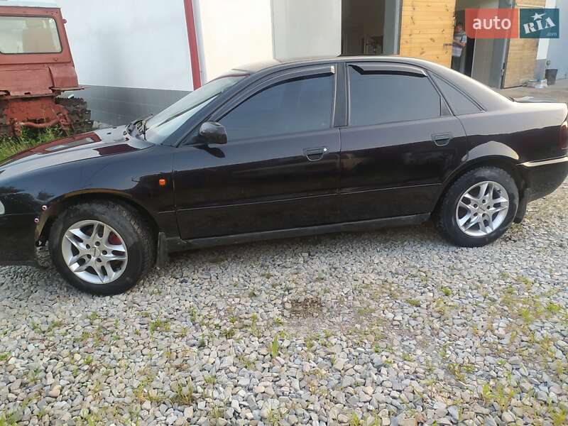 Седан Audi A4 1995 в 