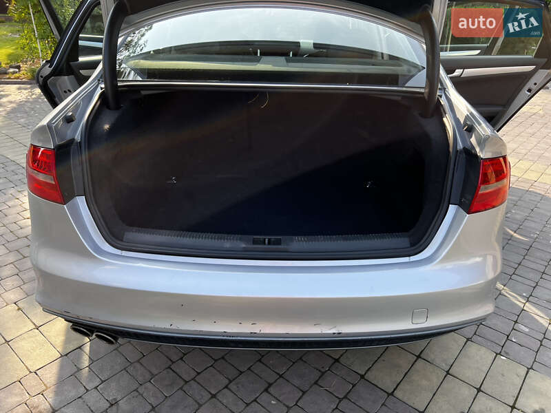 Седан Audi A4 2015 в Жовкве