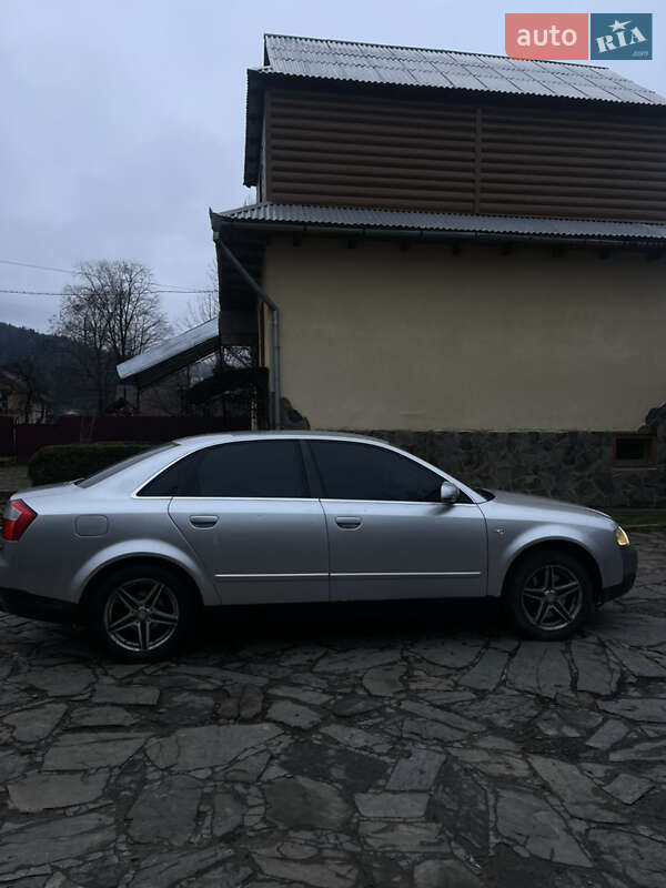 Седан Audi A4 2004 в Микуличине