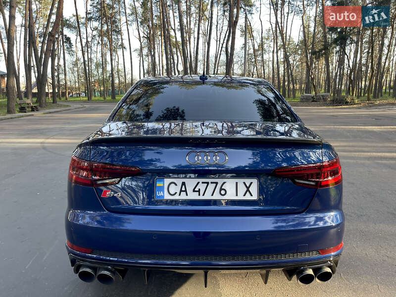 Седан Audi A4 2017 в Киеве
