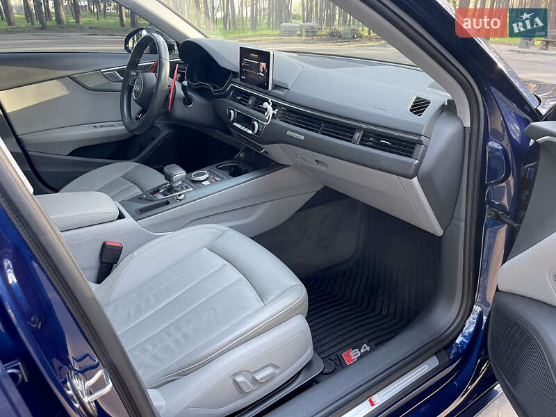 Седан Audi A4 2017 в Киеве