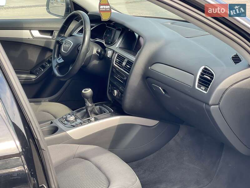Седан Audi A4 2012 в Ужгороде