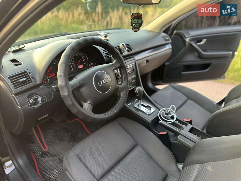 Седан Audi A4 2004 в Городке