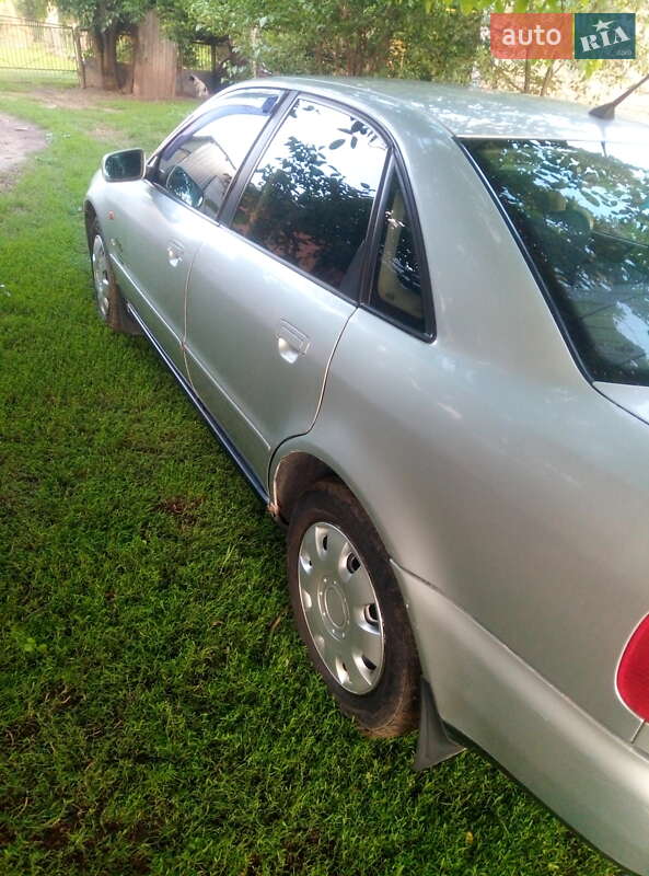 Седан Audi A4 1998 в Ярмолинцах