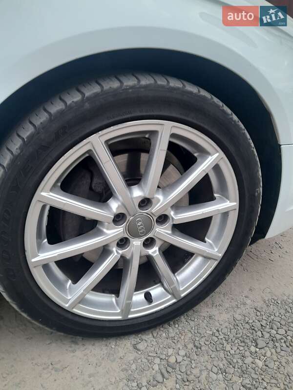 Седан Audi A4 2014 в Львове