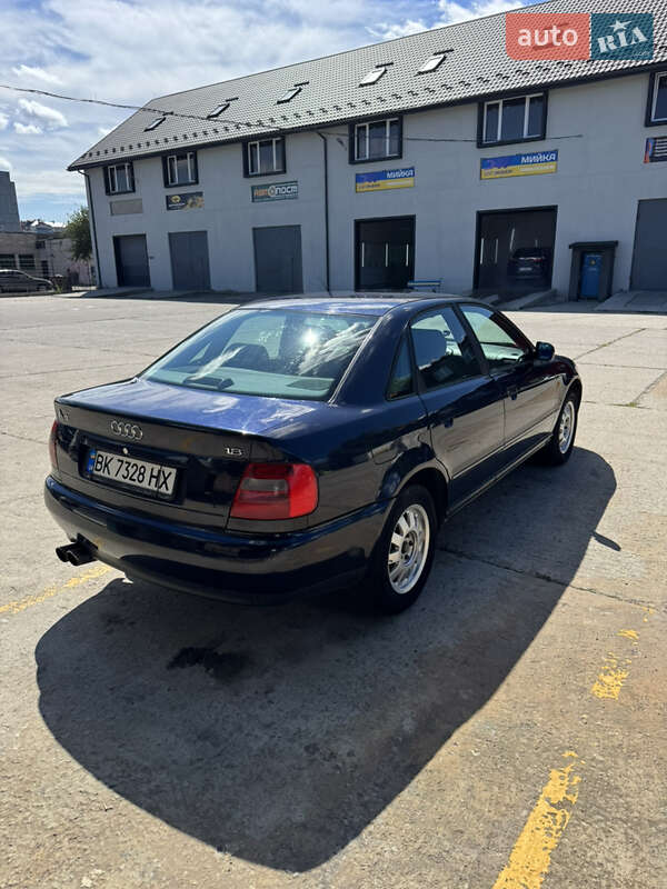 Седан Audi A4 1998 в Вараше