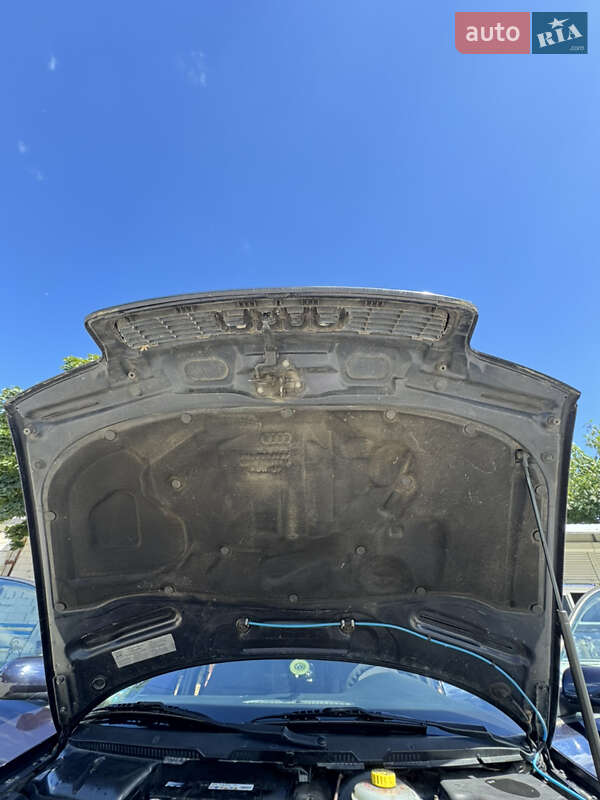 Седан Audi A4 1998 в Вараше