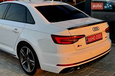 Седан Audi A4 2018 в 