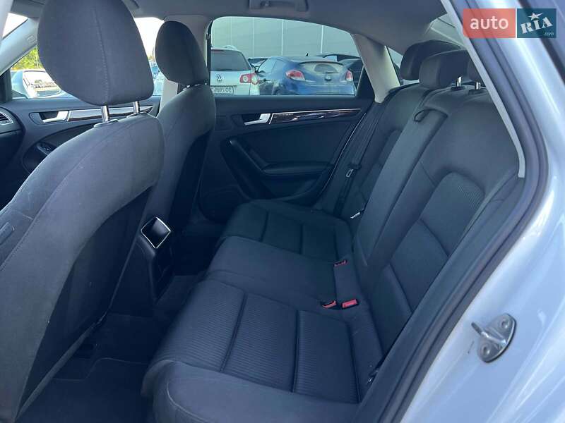 Седан Audi A4 2010 в Львове