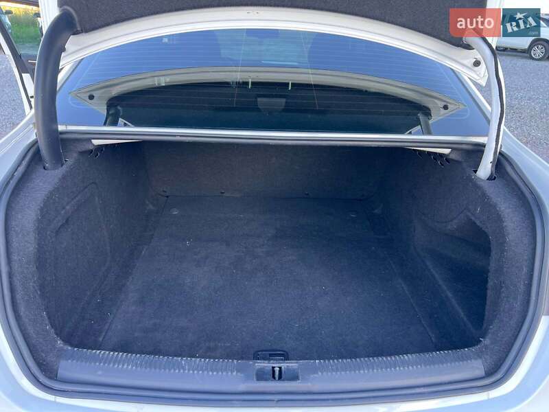 Седан Audi A4 2010 в Львове