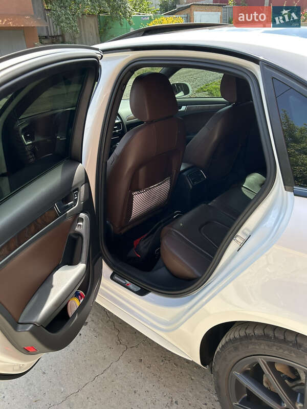 Седан Audi A4 2015 в Ромнах