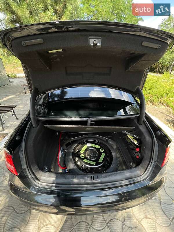 Седан Audi A4 2011 в Окнах