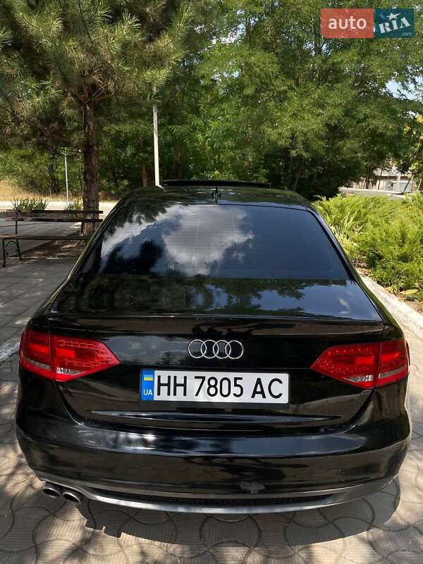 Седан Audi A4 2011 в Окнах