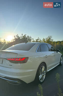 Седан Audi A4 2022 в 