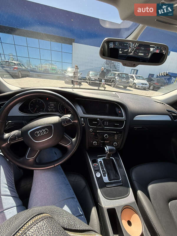 Седан Audi A4 2014 в Львове