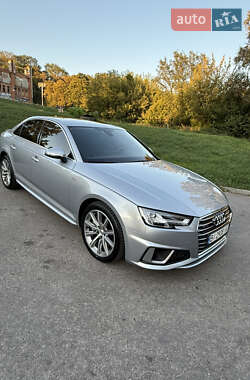 Седан Audi A4 2018 в 