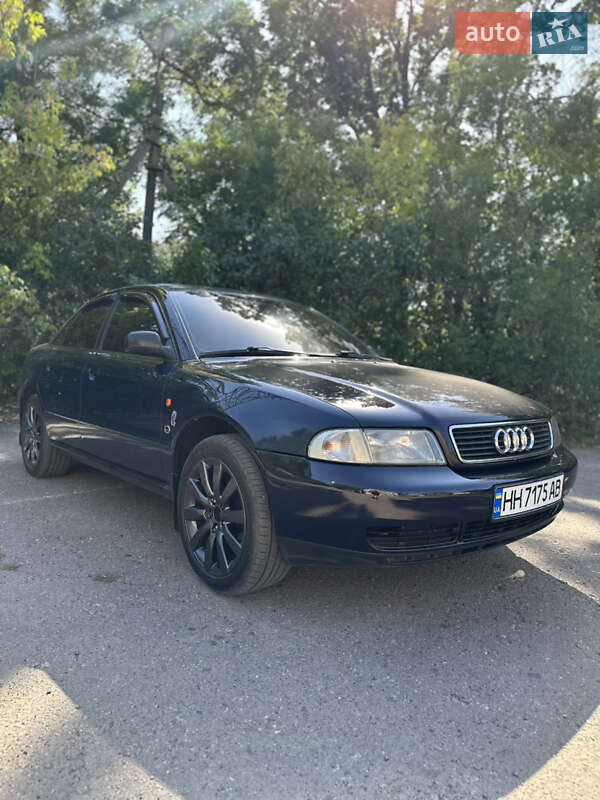 Седан Audi A4 1995 в Раздельной