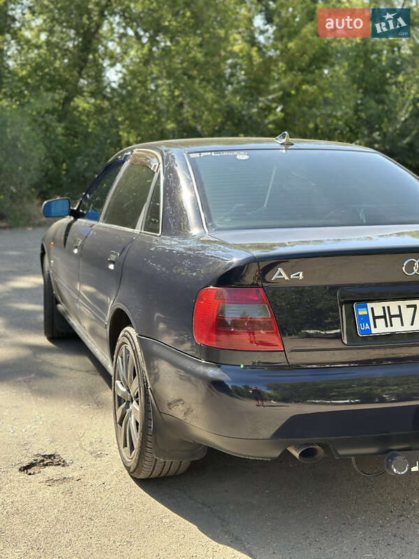 Седан Audi A4 1995 в Раздельной