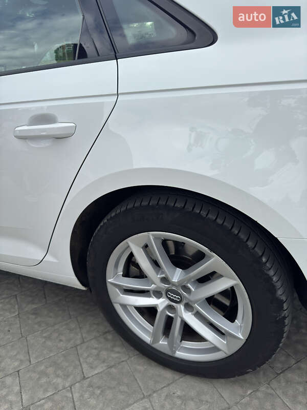 Седан Audi A4 2017 в Львове