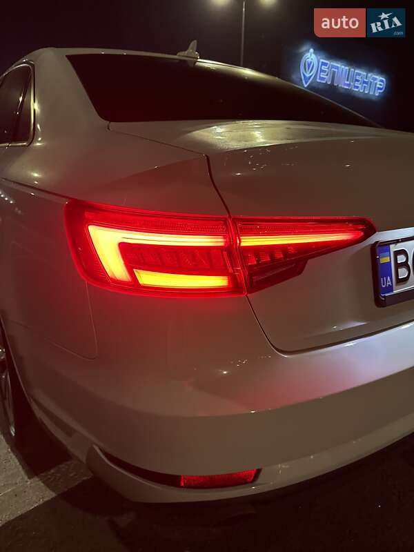 Седан Audi A4 2016 в Львове
