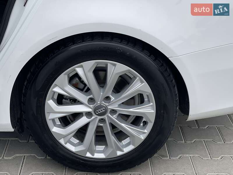 Седан Audi A4 2012 в Чернівцях