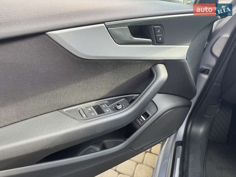 Седан Audi A4 2018 в Львове