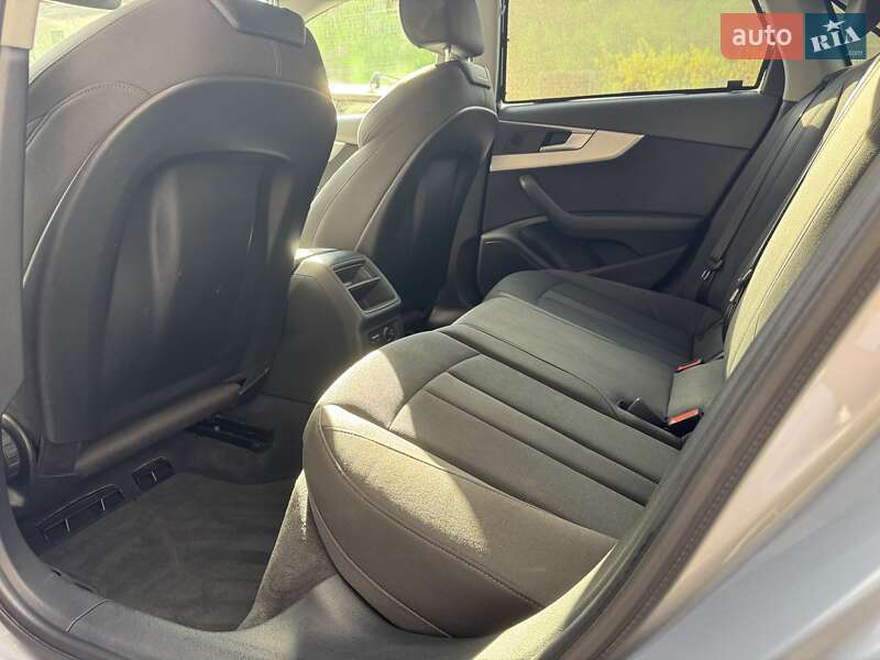 Седан Audi A4 2018 в Львове