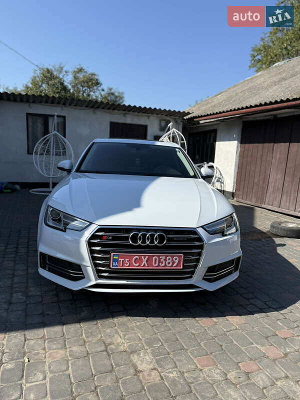 Седан Audi A4 2017 в Рівному