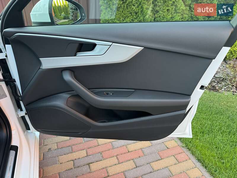 Универсал Audi A4 2020 в Киеве