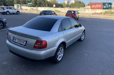 Седан Audi A4 2000 в 