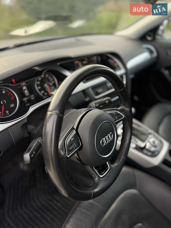 Седан Audi A4 2015 в Самборі