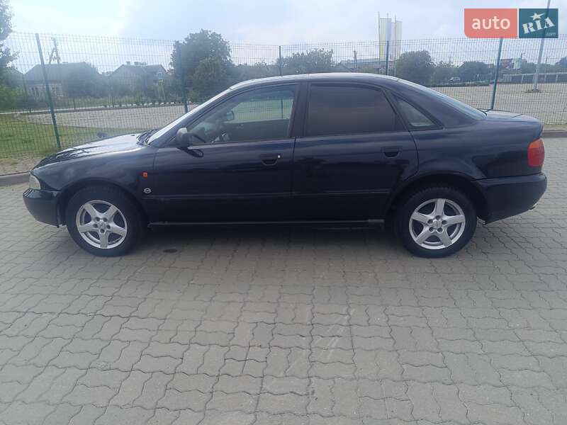 Седан Audi A4 1996 в Яворові