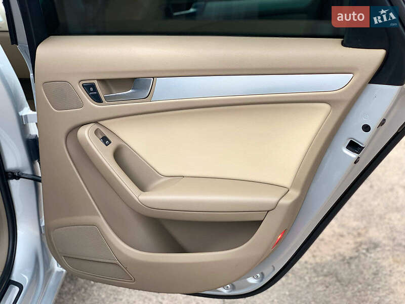 Седан Audi A4 2012 в Виннице