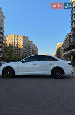 Седан Audi A4 2018 в 