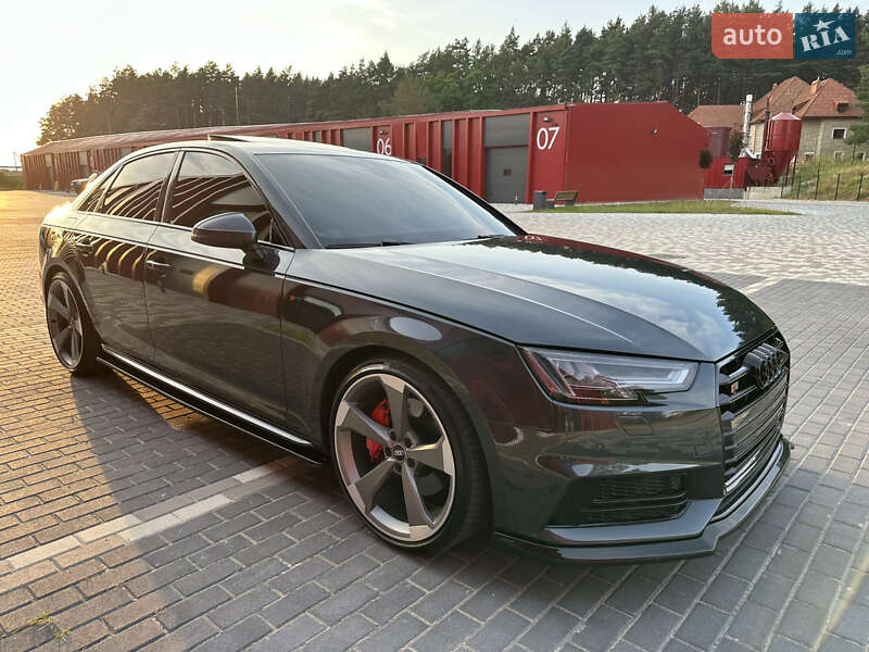 Седан Audi A4 2017 в Львове